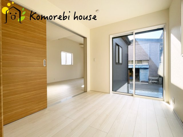 上尾市原市　新築一戸建て　ブルーミングガーデン　01の洋室|最近の新築住宅は窓まわりの性能が大きく進化しています。複層ガラスに、樹脂とアルミを組み合わせた断熱性の高いハイブリッドサッシを採用。								