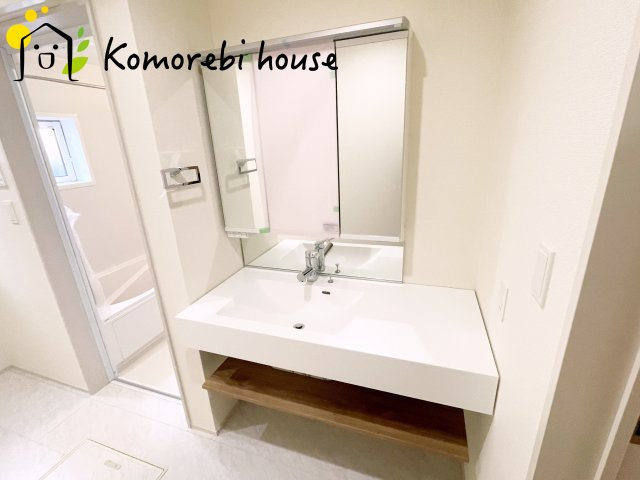 上尾市原市　新築一戸建て　ブルーミングガーデン　01の独立洗面台|散らかりがちな洗面周りもスッキリまとまる収納付き洗面台。タオルや日用品を入れてもゆとりがあり、生活感を見せない美しい空間をつくります。															