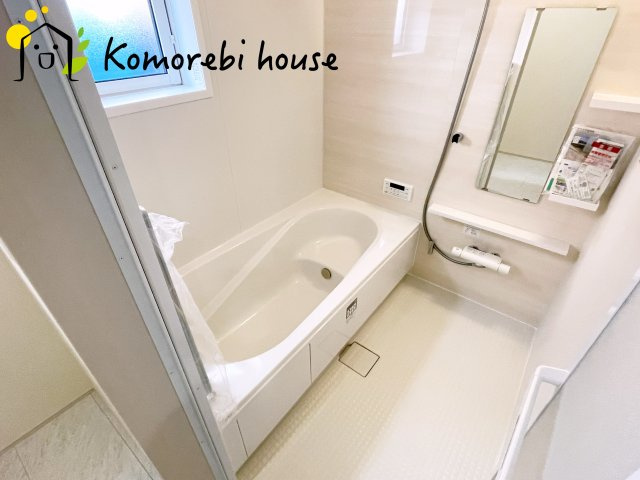 上尾市原市　新築一戸建て　ブルーミングガーデン　01の浴室|浴室に窓があるので換気がしやすく、湿気を逃がせてカビ対策にも◎。防犯面が気になる場合は、面格子の追加も可能です。															