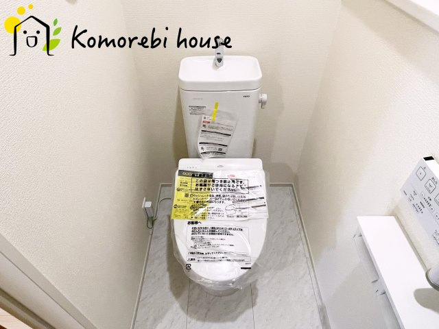 上尾市原市　新築一戸建て　ブルーミングガーデン　01のトイレ|温水洗浄機能（ウォシュレット）標準装備で、毎日のトイレ時間がより快適に。やさしい温水洗浄で清潔を保てるだけでなく、冬場のヒヤッと感を軽減する暖房便座も嬉しいポイント。															