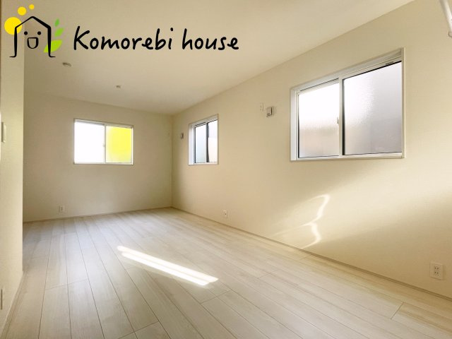 上尾市原市　新築一戸建て　ブルーミングガーデン　01の寝室|寝室にはゆとりのある広さがあり、大きめのベッドも余裕をもって配置できます。
実際に内覧いただければ、サイズ感もよりイメージしやすいと思います。採寸もその場でご協力いたしますので、ぜひお確かめください。