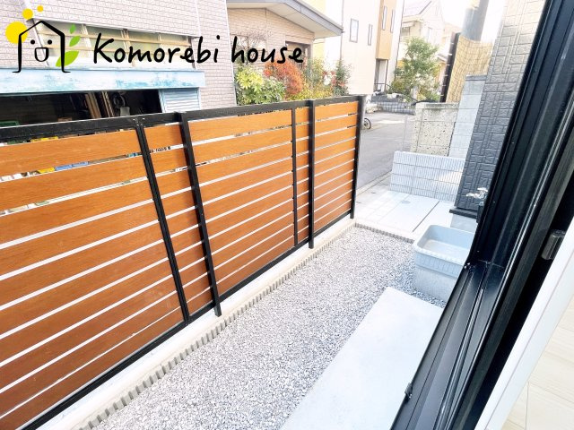 上尾市原市　新築一戸建て　ブルーミングガーデン　01のバルコニー|防水施工がしっかりと施されたバルコニーで、雨の日も安心。長く使える耐久性を備えたメンテナンスしやすい仕様です。															