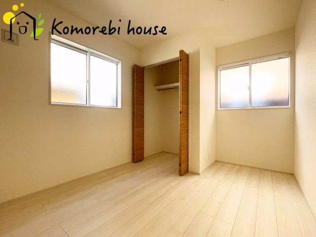 上尾市原市　新築一戸建て　ブルーミングガーデン　01の子供部屋|自然光が心地よく入る子ども部屋は、学習・遊び・睡眠をしっかり支える快適環境。シンプル設計でレイアウトも変えやすく、成長に合わせて長く使える利便性の高い一室です。															