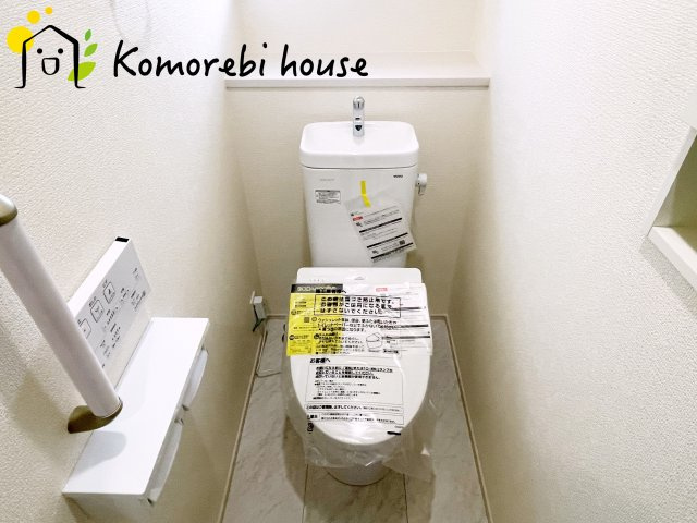 上尾市原市　新築一戸建て　ブルーミングガーデン　01のトイレ|温水洗浄機能（ウォシュレット）標準装備で、毎日のトイレ時間がより快適に。やさしい温水洗浄で清潔を保てるだけでなく、冬場のヒヤッと感を軽減する暖房便座も嬉しいポイント。																	