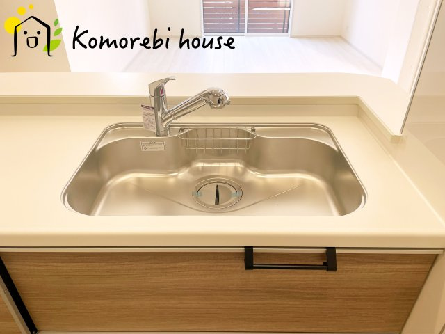 上尾市原市　新築一戸建て　ブルーミングガーデン　01のキッチン|浄水器一体型で、いつでも美味しいお水がそのまま使えるキッチンシンク。料理やコーヒーづくり、炊飯にも安心して利用でき、毎日の食卓が少し豊かに。															