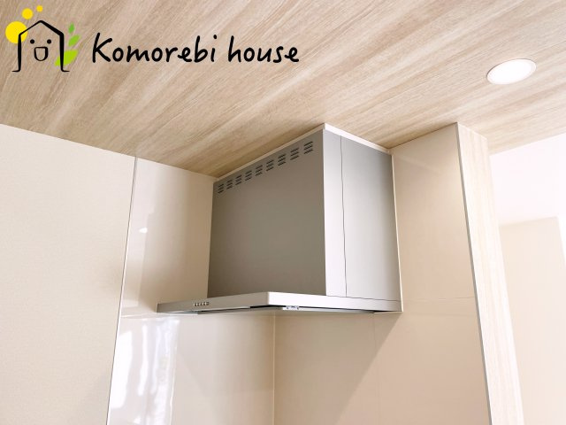 上尾市原市　新築一戸建て　ブルーミングガーデン　01のキッチン|吸引力の高いレンジフードが煙や匂いを素早く排出。揚げ物や炒め物も気兼ねなくでき、リビングに匂いを残しません。															