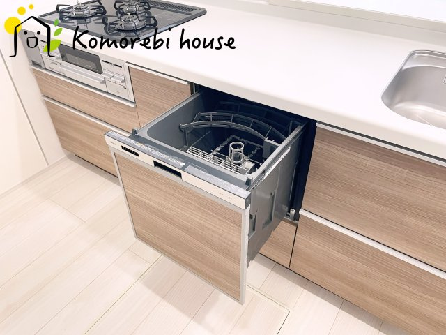 上尾市原市　新築一戸建て　ブルーミングガーデン　01のキッチン|忙しい毎日の食後も、食器洗いは食洗器におまかせ。家族が食事を楽しんでいる間に、洗浄・乾燥まで完了するから、片付けのストレスを減らしてリビングでの団らん時間をゆったり過ごせます。								