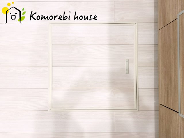 上尾市原市　新築一戸建て　ブルーミングガーデン　01の収納|調味料やストック食材、非常用品までまとめてしまえる床下収納。キッチン周りがすっきり片付き、必要な時にさっと取り出せる“賢い収納スペース”として毎日の家事を支えます。															