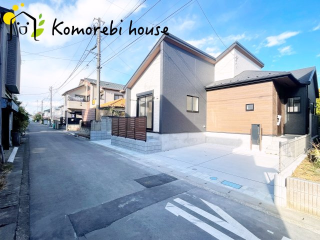 上尾市原市　新築一戸建て　ブルーミングガーデン　01の前面道路含む現地写真|前面道路は決して広くないものの、交通量が少なく安心。落ち着いた住環境が、家族の日々の暮らしを支えます。															