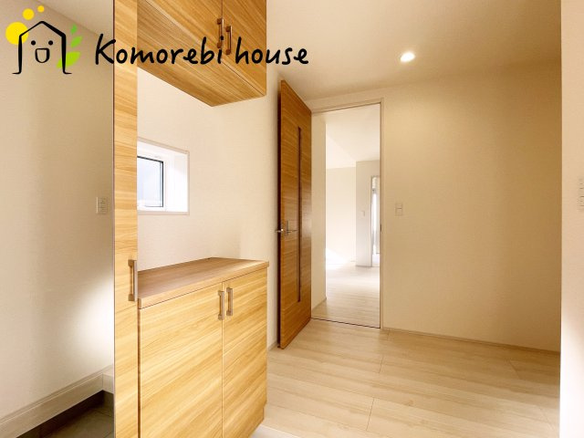 上尾市原市　新築一戸建て　ブルーミングガーデン　01の玄関|明るく使いやすい玄関で、家族の生活をスムーズに。収納や導線も配慮された万能空間です。															