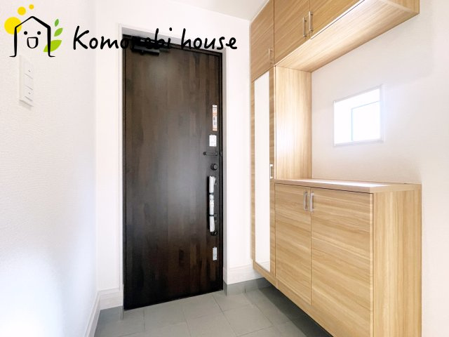 上尾市原市　新築一戸建て　ブルーミングガーデン　01の玄関|シューズクローゼットで靴や小物をまとめて収納。家族みんなが使いやすい玄関空間です。																					