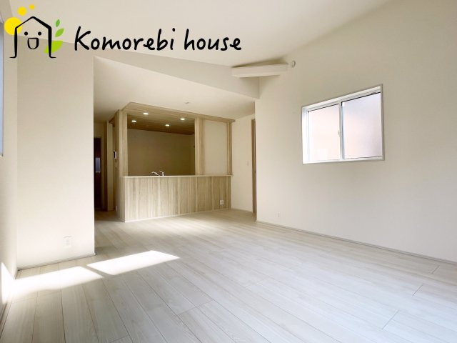 上尾市原市　新築一戸建て　ブルーミングガーデン　01の居間・リビング|高く美しい折り上げ天井が、リビングに贅沢な開放感を演出。くつろぎと上質さを両立した空間です。															