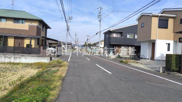 ６１６１４　羽島郡岐南町平島2丁目戸建の前面道路含む現地写真