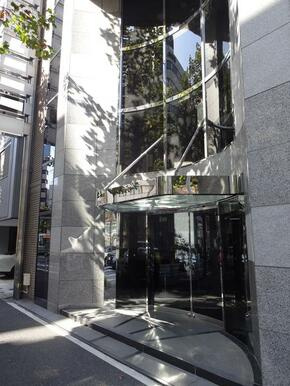 マストビルのエントランス