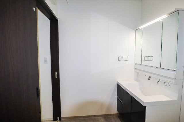 【独立洗面台】 | 西淀川区中島１丁目　戸建 | ゆったりとした洗面室！大きな三面鏡付洗面化粧台が有ります♪