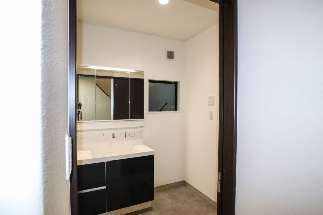 【洗面所】 | 西淀川区中島１丁目　戸建 | 洗面室にも窓が有ります♪