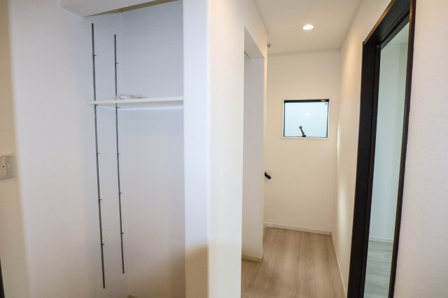 【収納】 | 西淀川区中島１丁目　戸建 | ２階の廊下には便利な可動式の棚が有ります♪