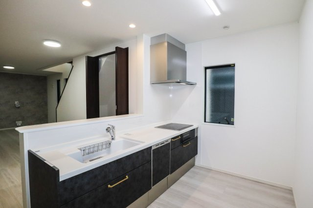 【キッチン】 | 西淀川区中島１丁目　戸建 | シックなカラーのシステムキッチン！
IHコンロ新調いたしました