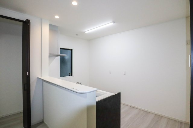 【キッチン】 | 西淀川区中島１丁目　戸建 | キッチンには窓と便利なカウンターが有ります♪