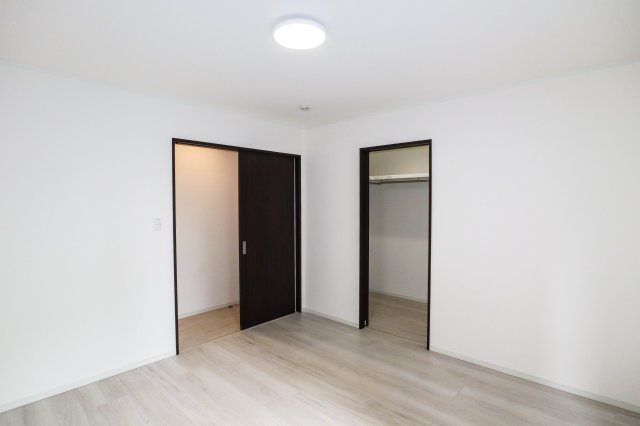 【洋室】 | 西淀川区中島１丁目　戸建 | 室　約８．０帖にはウォークインクローゼットが有ります♪