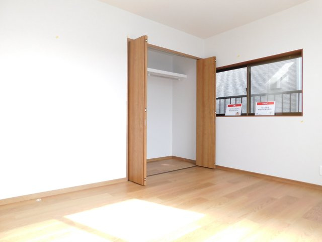 あま市七宝町川部折戸の中古一戸建の収納|◇洋室◇　　南面で明るい洋室約８．０帖　全居室収納完備！　バルコニー付き♪　（２０２５年８月リフォーム済）