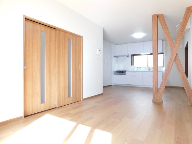 あま市七宝町川部折戸の中古一戸建の居間・リビング|◇リビング◇　　南面で明るいリビング約１４．０帖　三面採光の開放感のあるリビング♪　（２０２５年８月リフォーム済）