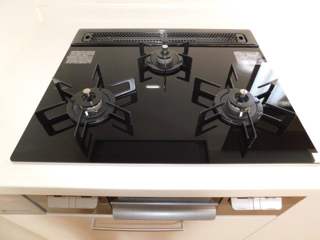 あま市七宝町川部折戸の中古一戸建のキッチン|◇ガラストップコンロ◇　　キッチン新品交換　（２０２５年８月リフォーム済）