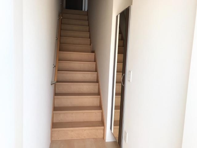 ルミエール幸田の内装|階段