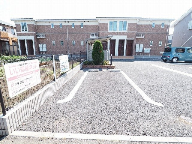 プラウド弐番館の駐車場