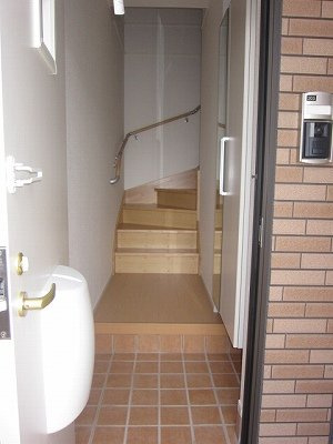 プラウド弐番館の玄関