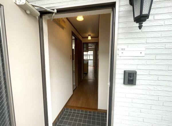 フリージアガーデンアネックスの玄関