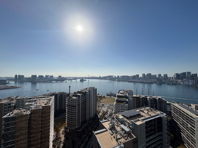東京湾、レインボーブリッジを望む眺望です。板状棟よりも高い階層となりますので、景色を見渡せます