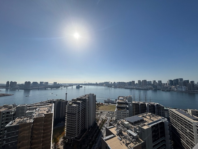 竹芝に向う高速船や遊覧船、隅田川汽水域を遊覧する屋形船を見ることができます点も南向きの居室のポイントになります。