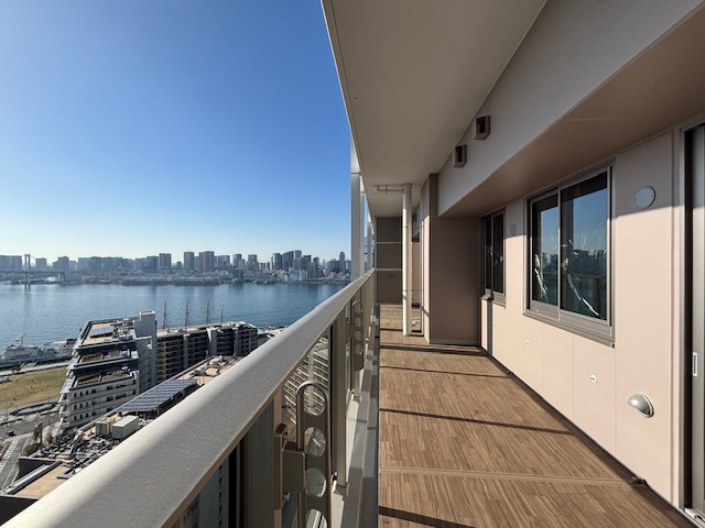 眺望に特化したバルコニーです。室内からでも景色をご覧いただけます。