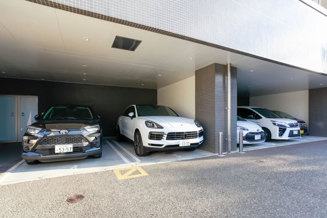 ザシダーハウスバイサヴォイ　4階の駐車場