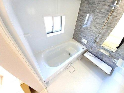◇佐糠町東一丁目　2期◇　2号棟　オール電化の新築建売住宅　　日当たり良好♪の浴室|◆ユニットバスの写真です◆　毎日の疲れを癒す広々とした浴室は、足を伸ばしてゆっくりとくつろげます♪　好きな音楽を聴いたり、動画を見たり、半身浴をして　自分だけの癒し時間が楽しめますね！