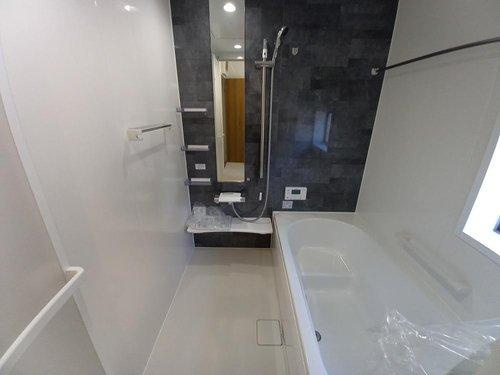 ◇佐糠町東一丁目　2期◇　2号棟　オール電化の新築建売住宅　　日当たり良好♪の浴室|◆同施工　ユニットバスの写真です◆　一日の疲れを癒してくれそうですね♪
浴室は汚れにくくお掃除のしやすい工夫が凝らされています。
億劫な日々のお掃除もラクラクにしてくれます。