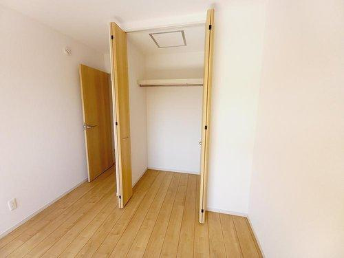 ◇佐糠町東一丁目　2期◇　2号棟　オール電化の新築建売住宅　　日当たり良好♪の収納|◆居室の写真です◆　木の温もりがナチュラルでくつろげる空間ですね♪　寝室にも、子供部屋にも、趣味のお部屋にもお使いいただけます♪