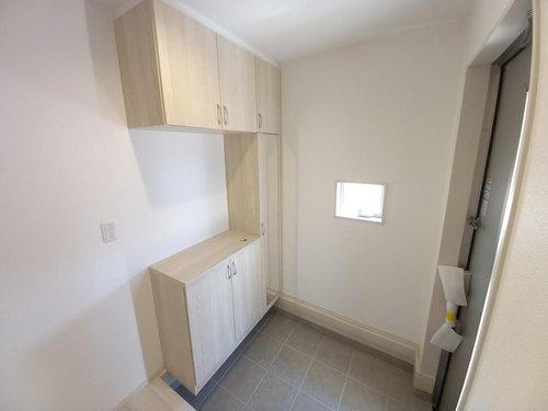 ◇佐糠町東一丁目　2期◇　2号棟　オール電化の新築建売住宅　　日当たり良好♪の玄関|◆同施工　玄関の写真です◆
広々玄関で人の出入りが楽！　シューズボックスは収納力たっぷりで、整理整頓も楽ちんですね。お洒落な玄関はお客様からも喜んでいただけそうです！！