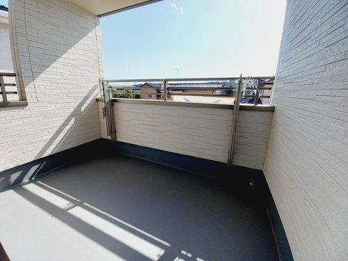 ◇佐糠町東一丁目　2期◇　2号棟　オール電化の新築建売住宅　　日当たり良好♪のバルコニー|◆バルコニーの写真です◆　
洗濯物から布団まで一度にたくさん干せて便利です♪
眺めのよいバルコニーで、あなただけのリラックスタイムを☆