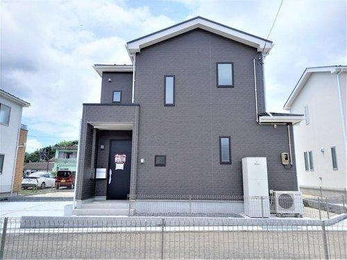 ◇佐糠町東一丁目　2期◇　2号棟　オール電化の新築建売住宅　　日当たり良好♪の前面道路含む現地写真|◆外観の写真です◆　外壁仕上げ材は窯業系サイディング。裏面に付着した汚れが、雨水によって流れ落ちやすい「防汚機能付きサイディング」を採用。外壁の美しさが長持ちします♪