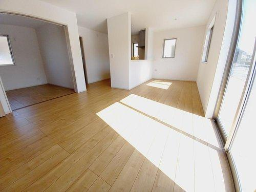 ◇佐糠町東一丁目　2期◇　2号棟　オール電化の新築建売住宅　　日当たり良好♪の居間・リビング|◆リビングの写真です◆　毎日の疲れを癒す広々としたLDK！
家族が集まるリビングには明るい日差しが差し込みます。
家族団らんの一時をお楽しみ下さい。