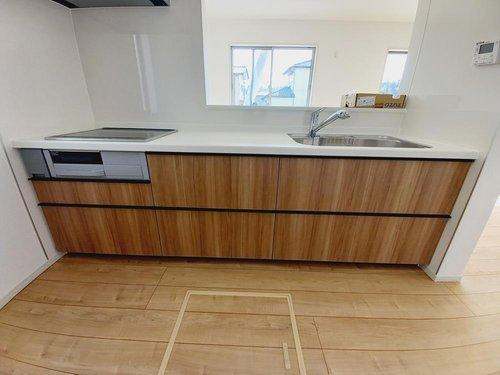 ◇佐糠町東一丁目　2期◇　2号棟　オール電化の新築建売住宅　　日当たり良好♪のキッチン|◆キッチンの写真です◆　システムキッチンは見た目スッキリなのに収納力たっぷりです♪さらに床下収納もあります。