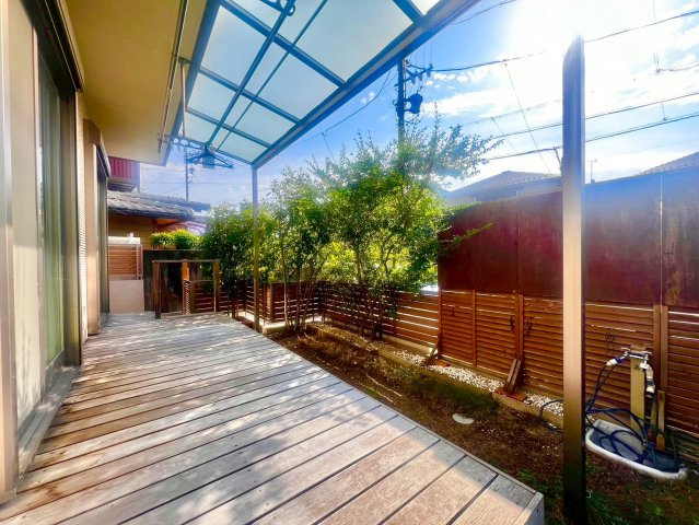 名東区上社5丁目戸建の庭|リビングからつながる陽当たりの良いウッドデッキ。サンルーフ付きのため、洗濯物干しや家族の憩いの場としても活躍します。