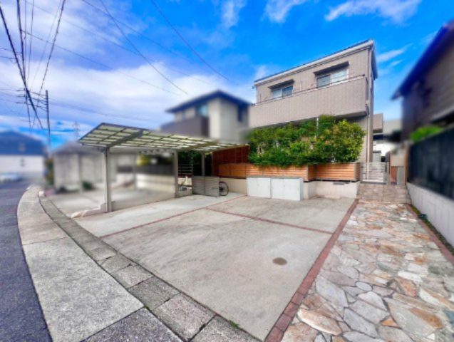 名東区上社5丁目戸建の駐車場|屋根付きの駐輪場もあります！