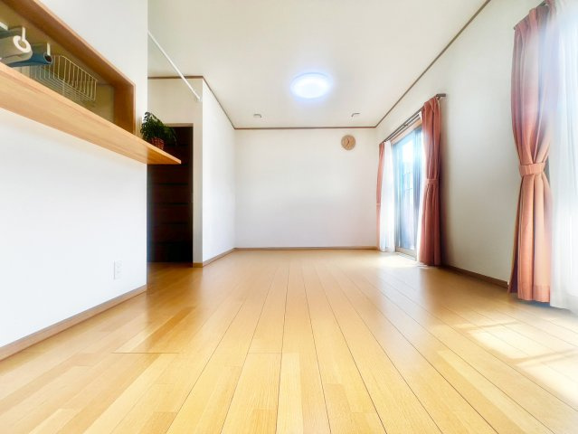 名東区上社5丁目戸建の居間・リビング|東側玄関を採用し、南側に大きく開いた明るいリビング。たっぷりの陽光が差し込む、家族が自然と集まる心地よい空間です。