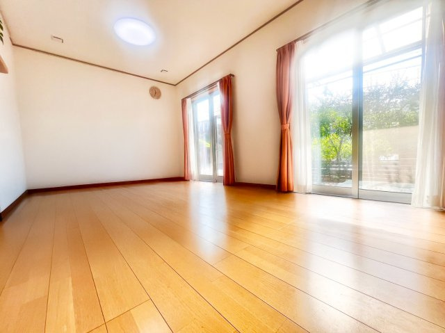 名東区上社5丁目戸建の居間・リビング|東側玄関を採用し、南側に大きく開いた明るいリビング。たっぷりの陽光が差し込む、家族が自然と集まる心地よい空間です。