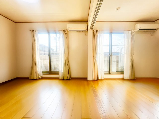 名東区上社5丁目戸建の洋室|将来のライフスタイルに合わせて使えるマルチルーム。広々とした一部屋としても、子ども部屋2室としても利用可能です。