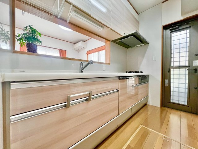 名東区上社5丁目戸建のキッチン|勝手口付きのキッチンはゴミ出しにも便利。食洗機や豊富な収納を備え、家事効率を高める使い勝手の良い空間です。