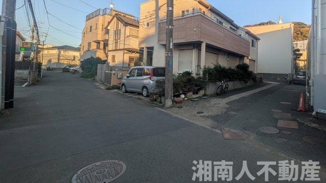 藤沢市片瀬３丁目１６－８戸建ての前面道路含む現地写真|前面道路含む現地写真です